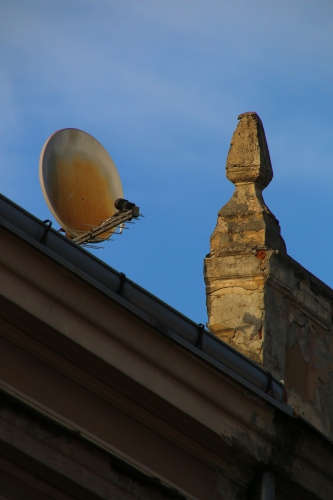Fortschritt in Osteuropa - Satellitenschüssel auf alter Bausubstanz